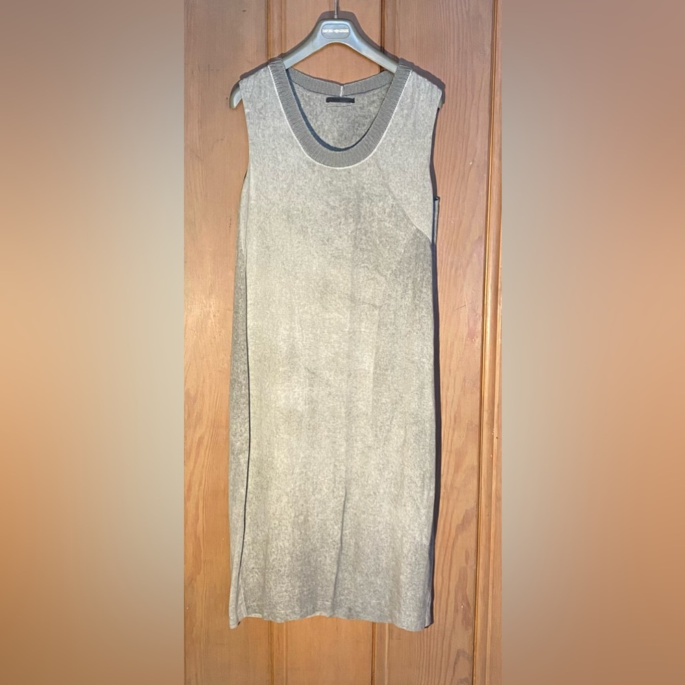 Elegant Sleeveless Midi Dress in Tan
